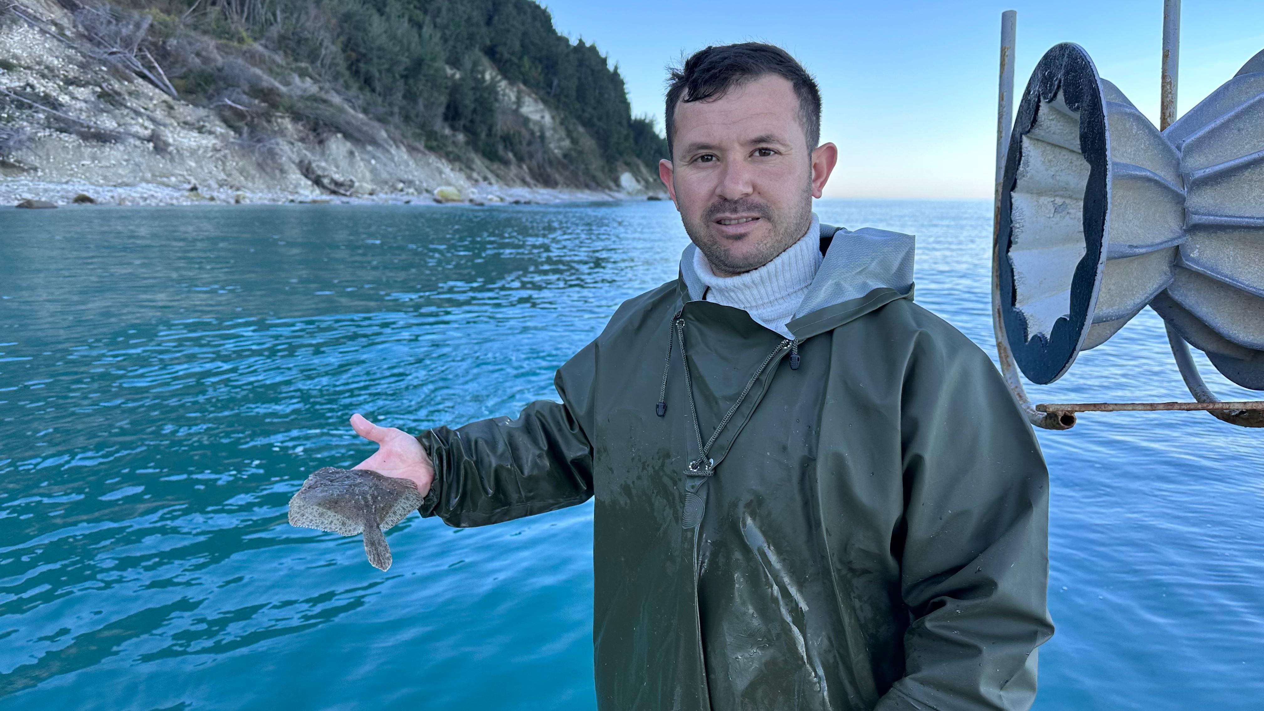 Kastamonulu balıkçı bir kilogramın altındaki kalkan balıklarını yeniden denize atıyor