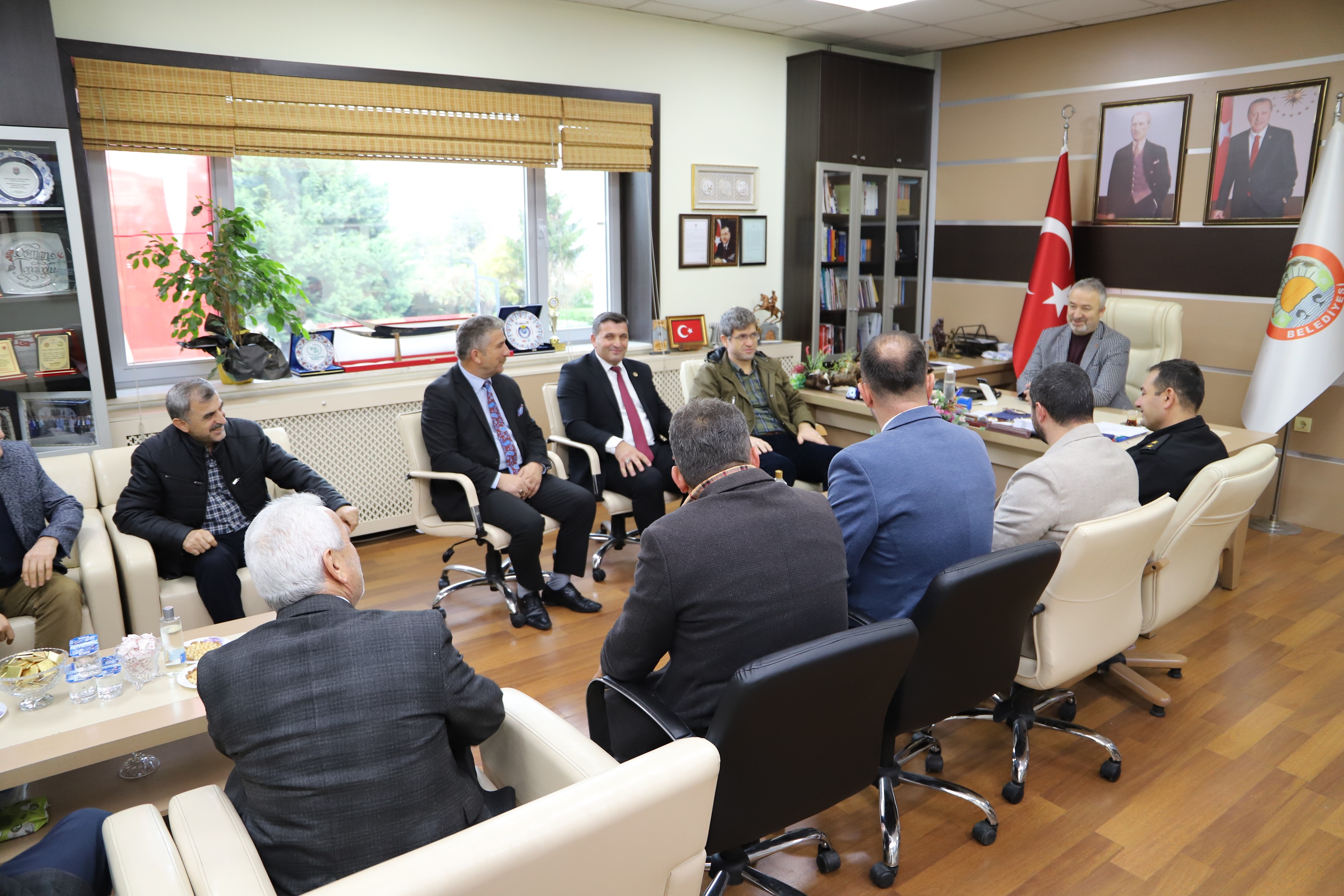 Muhtarlar 19 Mayıs Belediye Başkanı Osman Topaloğlu’nu ziyaret etti