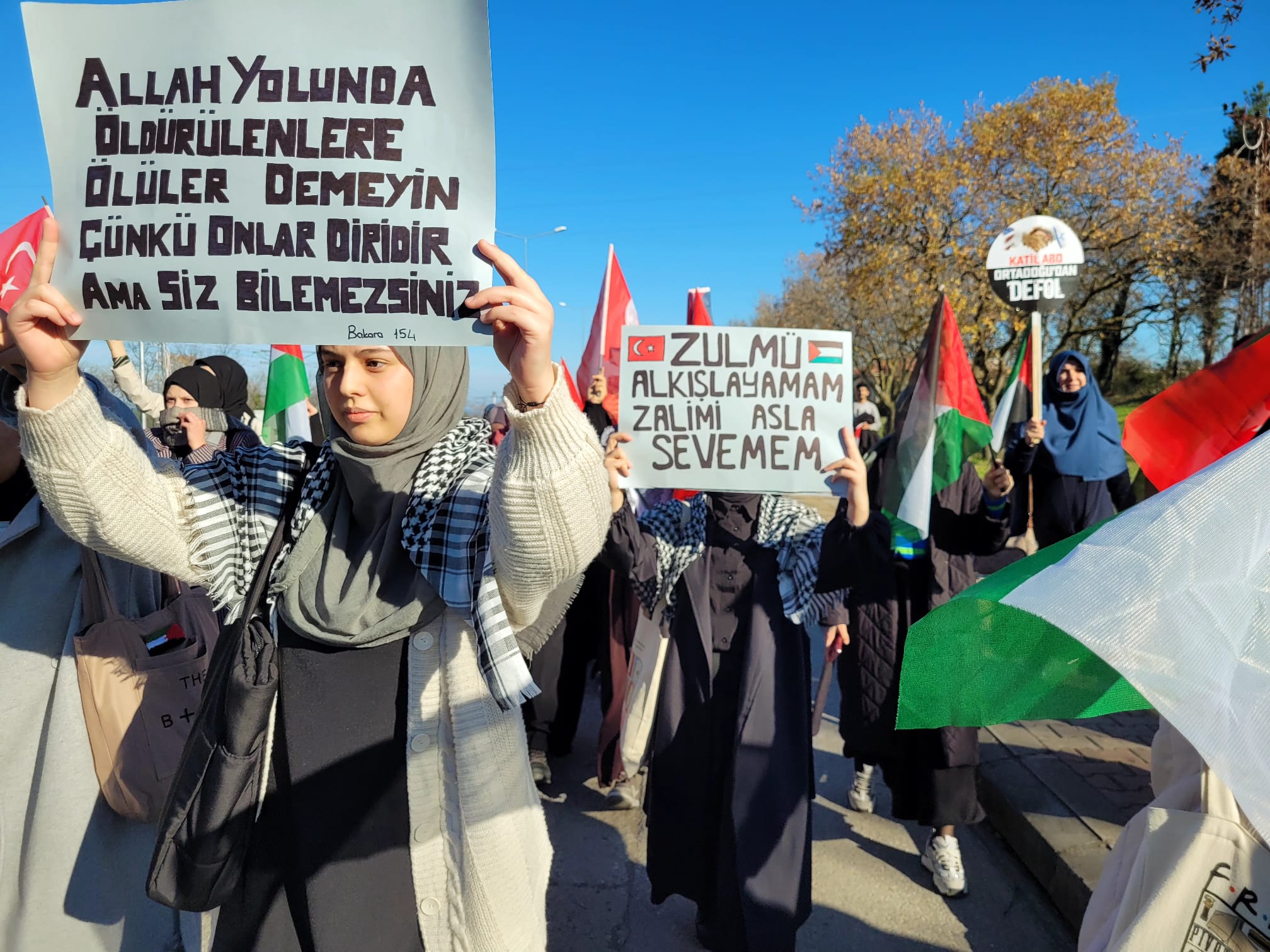 OMÜ’de “Şehitlerimizi Anma ve Filistin’e Destek” yürüyüşü yapıldı