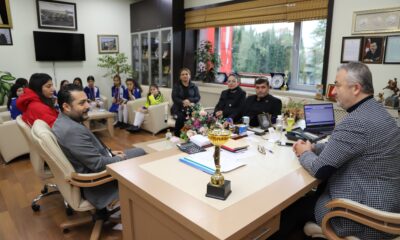 Ortaokul hentbol takımı oyuncularından 19 Mayıs Belediye Başkanı Topaloğlu’na ziyaret