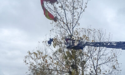 Samsun’da ağaç dallarına takılan paraşütçü kurtarıldı
