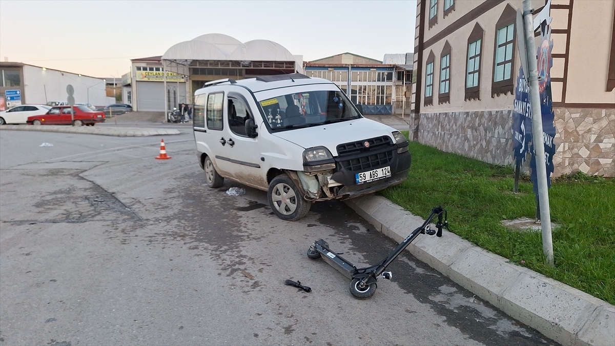 Samsun’da hafif ticari araçla scooter çarpıştı 2 kişi yaralandı
