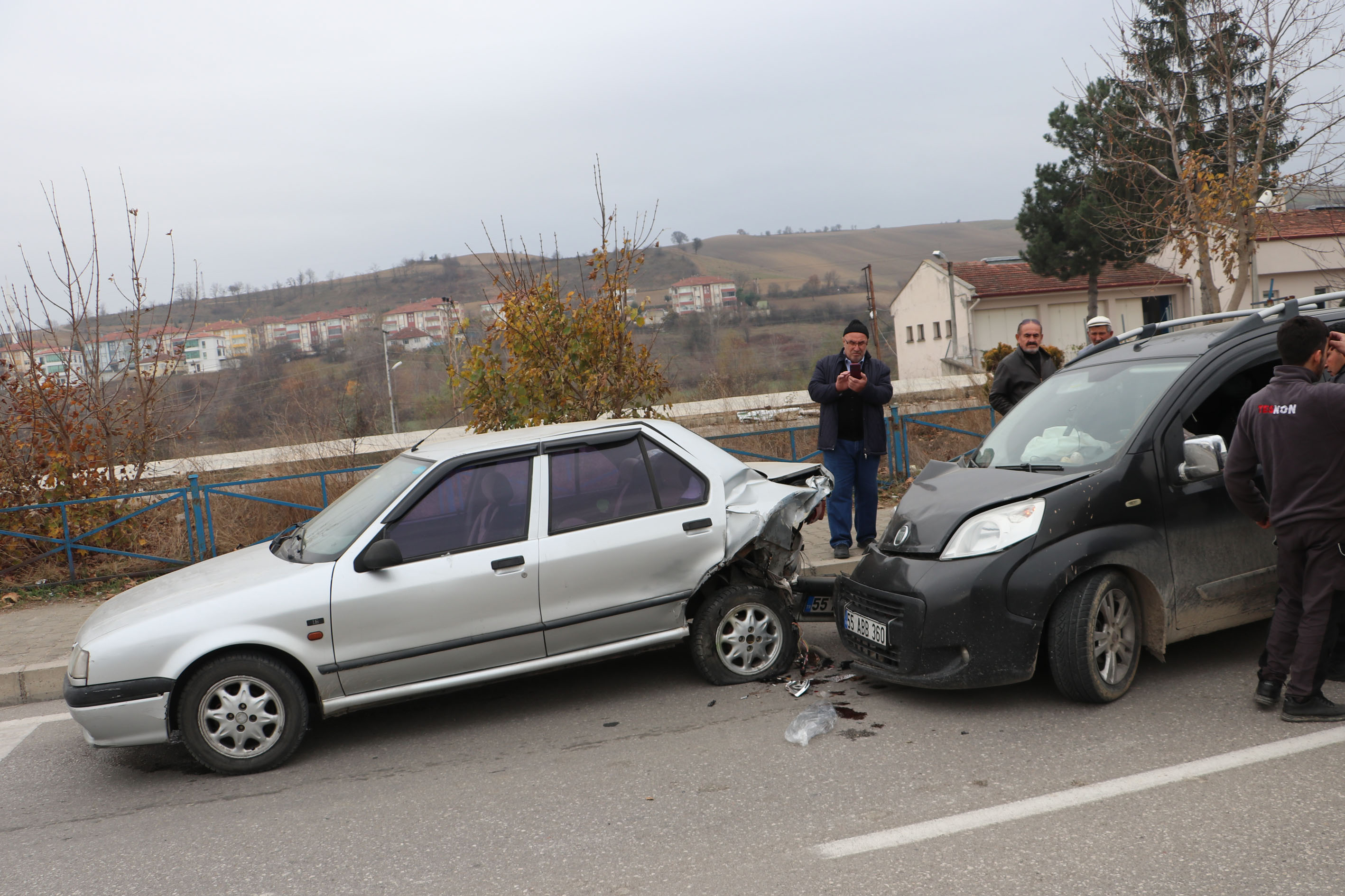Samsun’da otomobille çarpışan hafif ticari araçtaki 2 kişi yaralandı