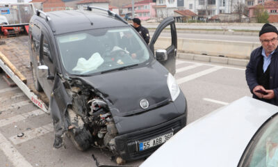 Samsun’da otomobille çarpışan hafif ticari araçtaki 2 kişi yaralandı