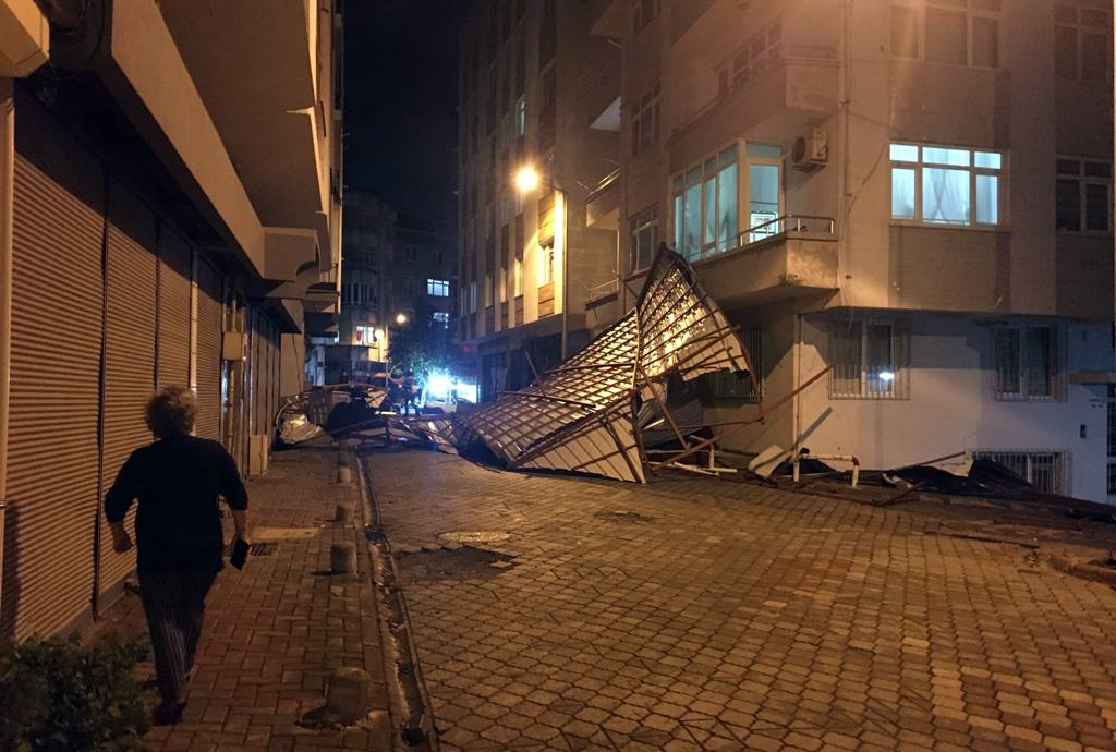 Samsun’da şiddetli rüzgar nedeniyle bazı evlerin çatıları ve araçlar zarar gördü