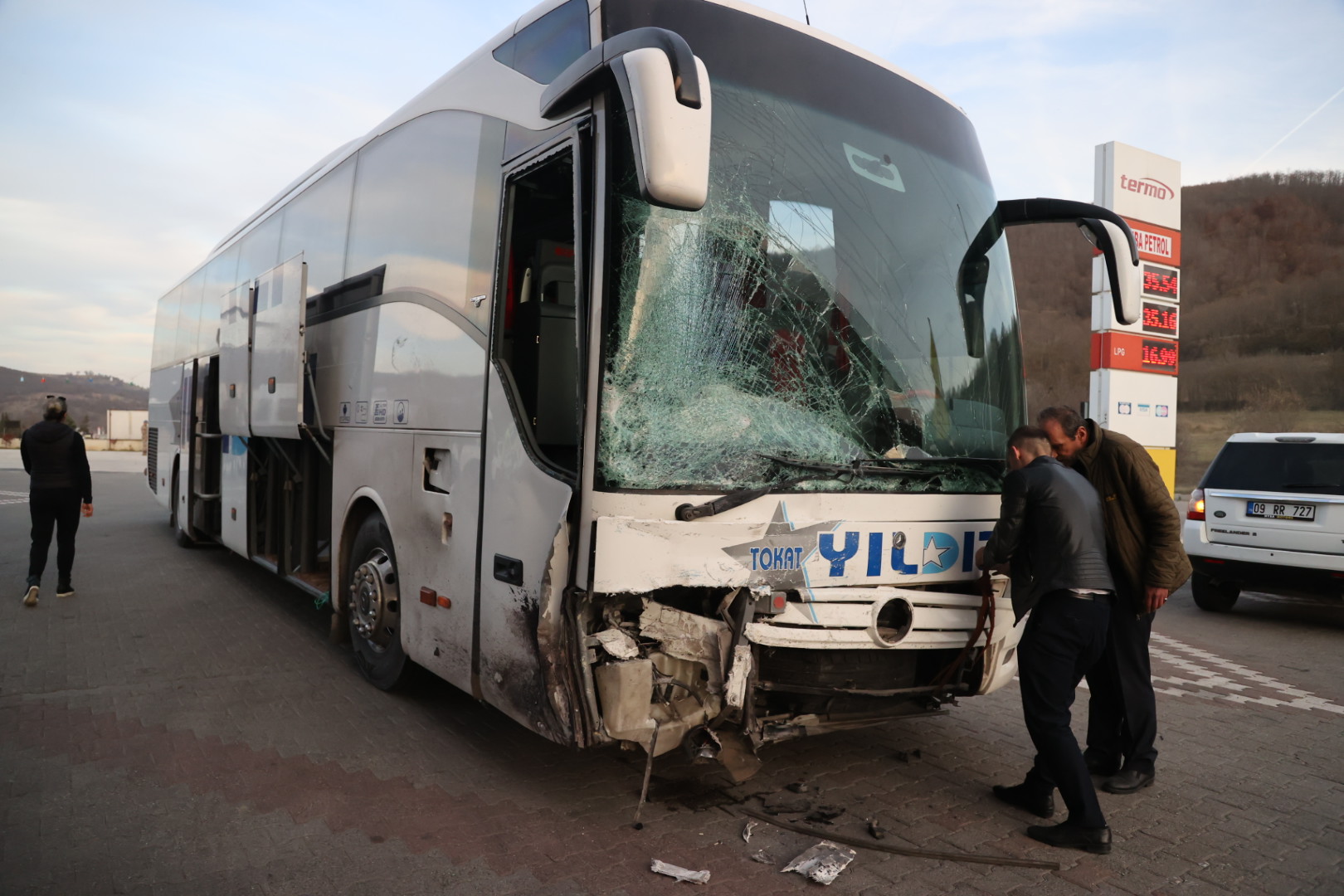 Samsun’da yolcu otobüsüyle otomobilin çarpışması sonucu 2 kişi öldü, 3 kişi yaralandı