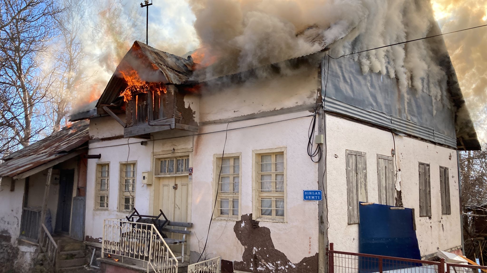 Şebinkarahisar’daki yangında iki ahşap evde hasar oluştu