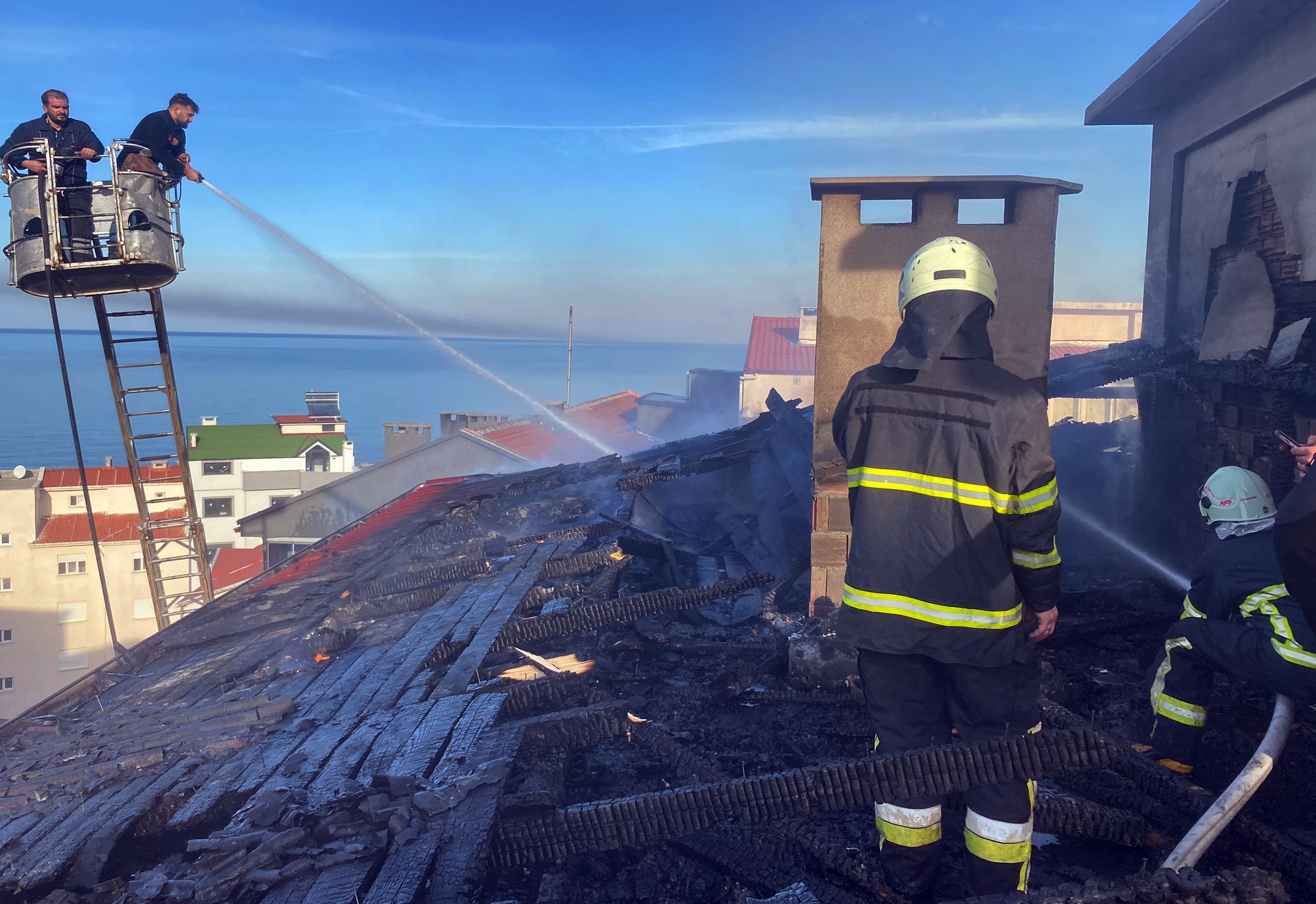 Sinop’ta 5 katlı binanın çatısında çıkan yangın söndürüldü