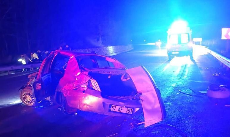 Sinop’ta devrilen otomobilin sürücüsü ile eşi yaralandı