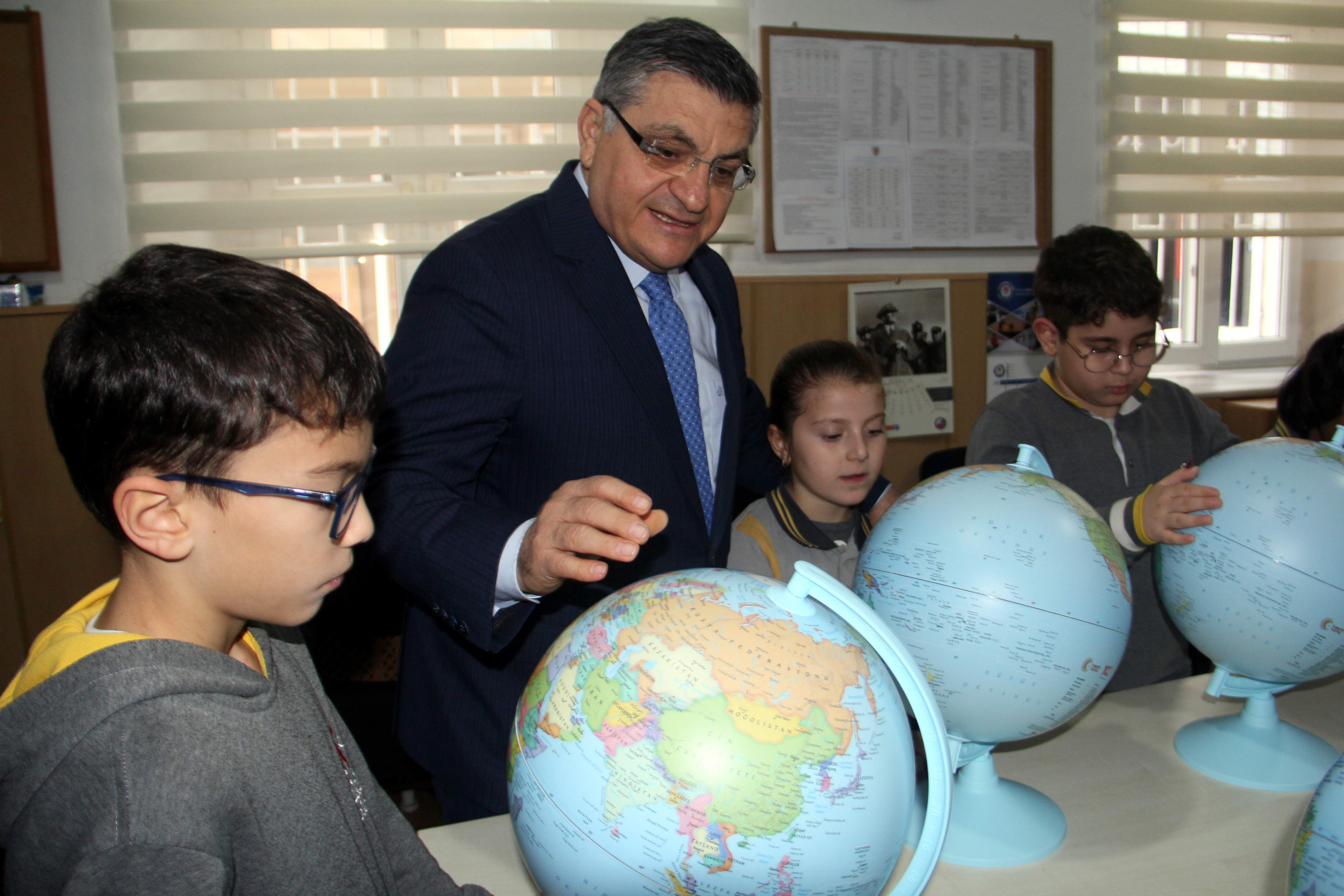 Sinop’ta Vali Özarslan öğrencilere “model küre” hediye etti