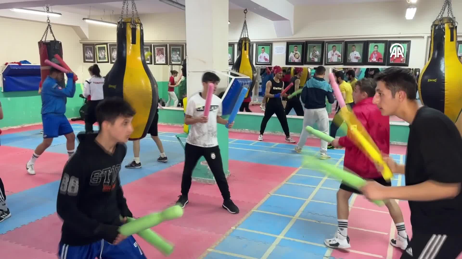 Şipal kardeşler, tecrübelerini genç boksörlere aktarıyor