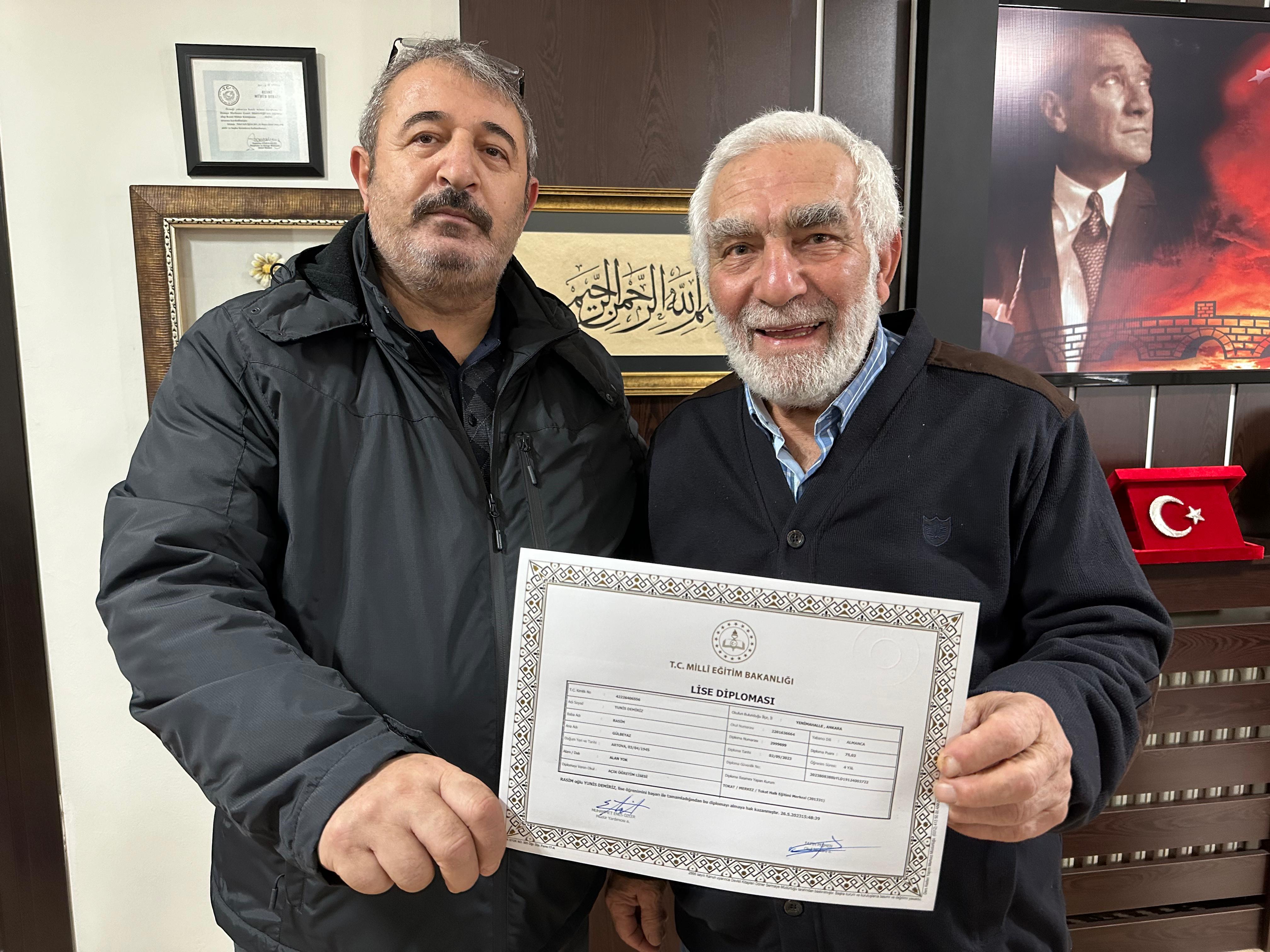 Tokat’ta 78 yaşında liseyi bitiren Yunis Demiriz, diplomasını ailesiyle birlikte aldı