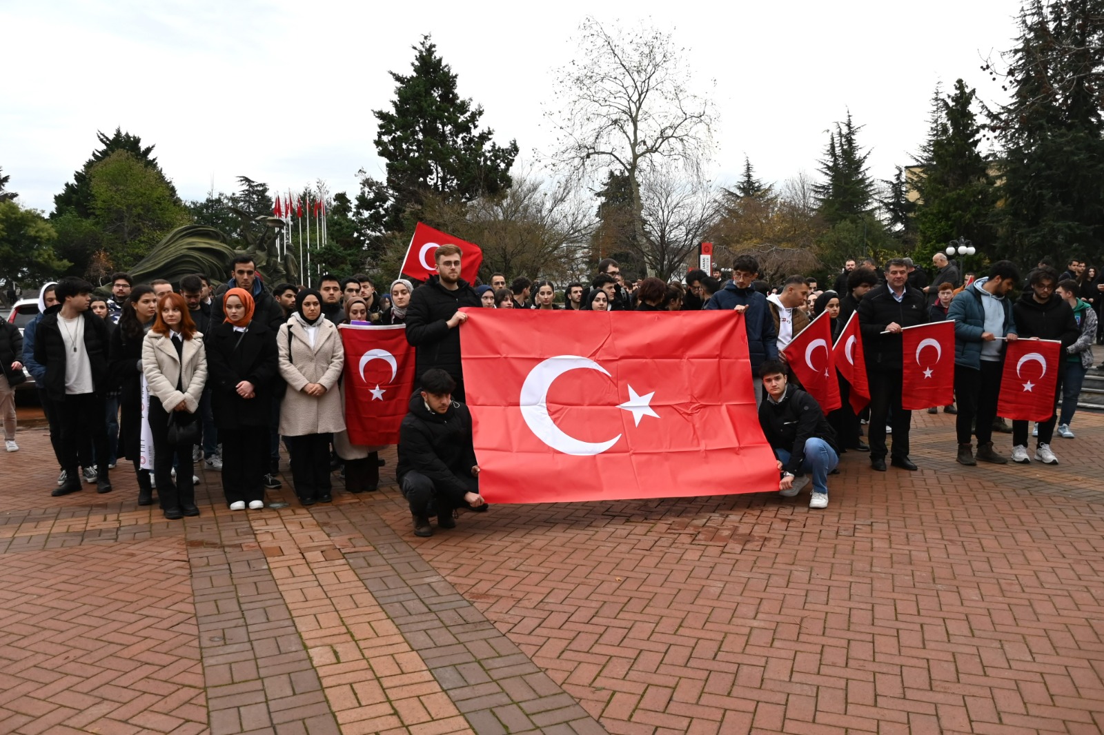 Trabzon’da akademisyenler ve üniversite öğrencileri şehitleri andı