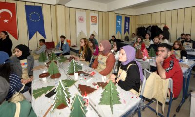 Trabzonlu gençler hediyelik eşya yapımı kursuna katılıyor