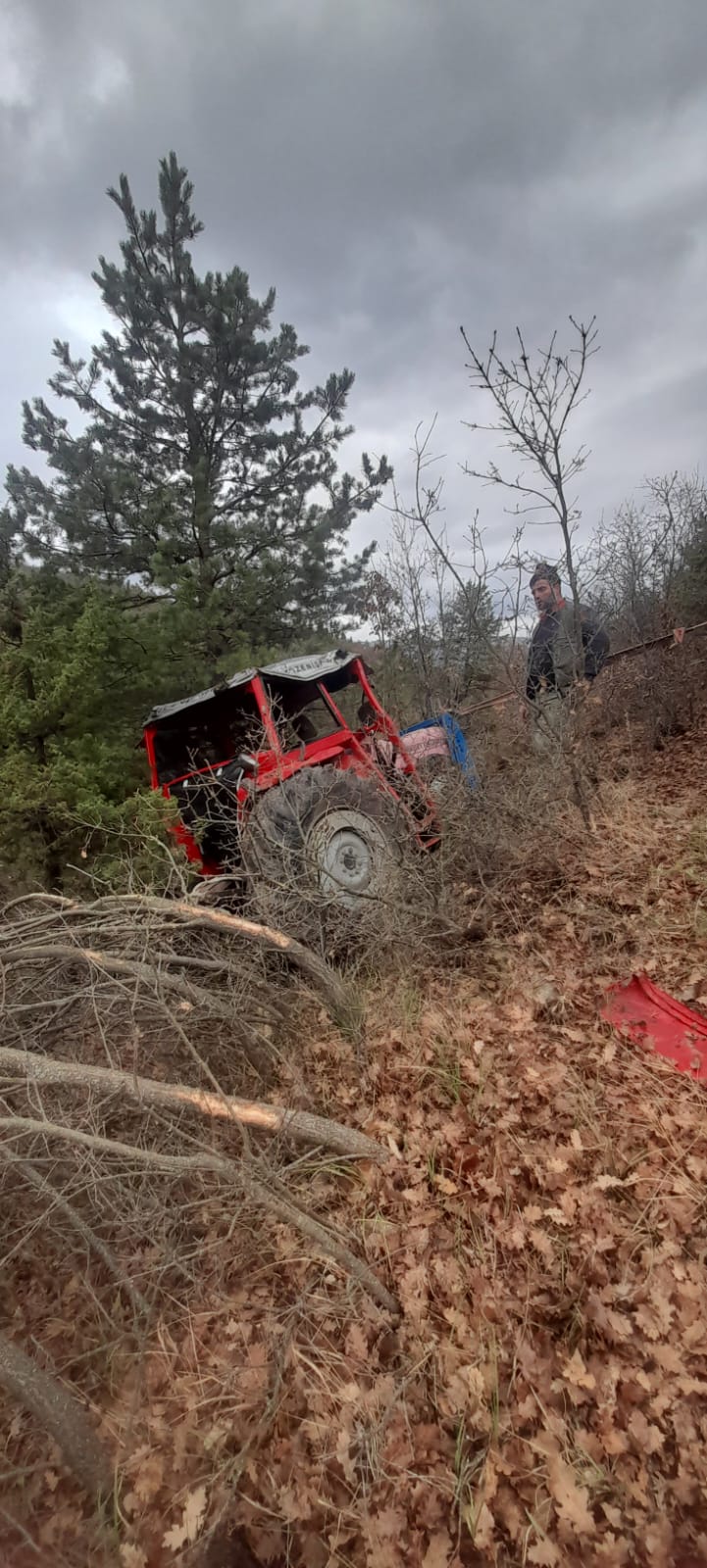 Yeşilyurt ilçesinde devrilen traktörün sürücüsü yaralandı