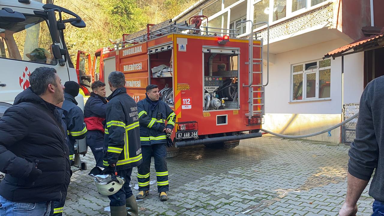 Zonguldak’ta bir binanın çatı katında çıkan yangın söndürüldü