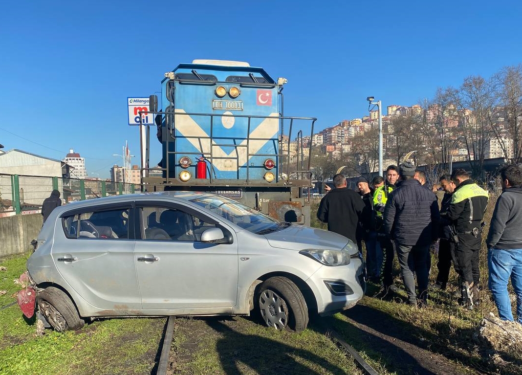 Zonguldak’ta hemzemin geçitte yük treninin çarptığı otomobildeki 3 kişi yaralandı