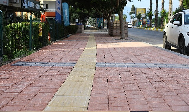 Antalya Büyükşehir Portakal Çiçeği Caddesi’nin kaldırımlarını yeniliyor