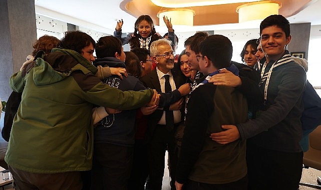 Başkan Erdem ve gençlerin sıcak buluşması