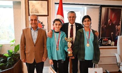 Genç masa tenisi sporcularından Başkan Topaloğlu’na ziyaret