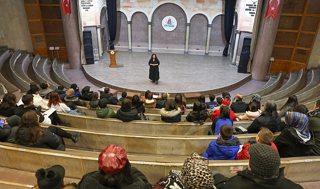 Nevşehir Belediyesi Şehir Tiyatrosu’nda yeni dönem atölye çalışmaları yoğun bir katılımla başladı.