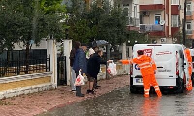 Antalya Büyükşehir Belediyesi selin etkilediği mahallelerde vatandaşlara mobil aşeviyle üç çeşit sıcak yemek, su ve ekmek yardımı yapıyor