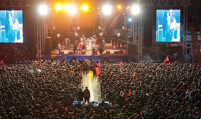 Aydın Büyükşehir Belediye Başkanı Özlem Çerçioğlu’nun Söke’ye kazandırdığı Söke Otogarı, Duman grubunun muhteşem konseriyle açıldı