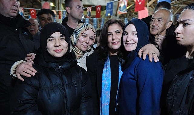 Aydın Büyükşehir Belediyesi, Ramazan ayı boyunca kentin farklı noktalarında düzenlediği iftar programlarıyla vatandaşları bir araya getirmeye devam ediyor