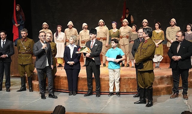 ‘Cumhuriyete Doğru’ Tiyatro Oyununa İzmir’de Büyük İlgi
