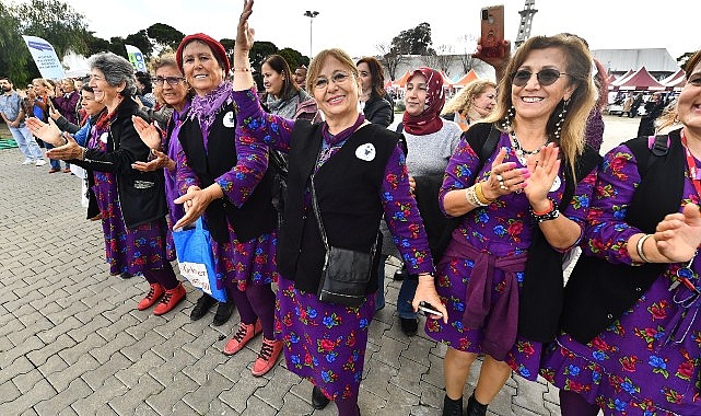 İzmir’de festival havasında Kadınlar Günü kutlaması “Bugün olmadığında eşitliği sağladık diyeceğiz”