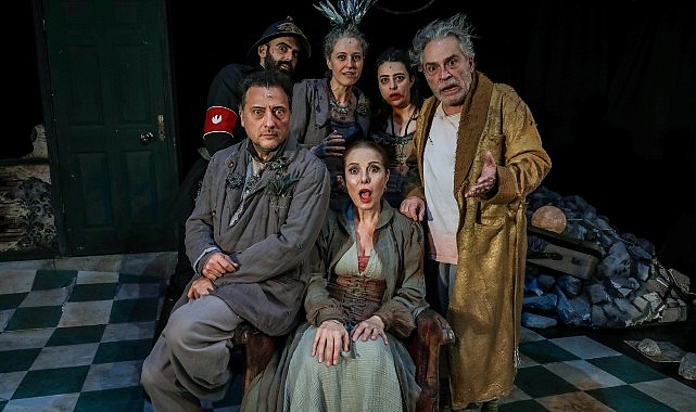 Zuhal Olcay ve Haluk Bilginer’i yıllar sonra yeniden bir araya getiren ‘Kel Diva’ adlı oyun, Nilüfer Tiyatro Festivali kapsamında seyirci ile buluştu