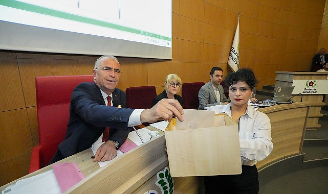 Gaziemir’de Ünal Işık yönetiminde ilk meclis