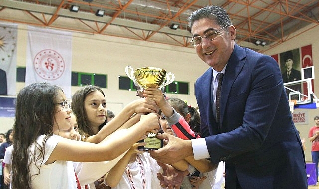 10. Geleneksel Çocuk Oyunları, Burhaniye Atatürk Kapalı Spor Salonu’nda düzenlenen ödül töreni ile tamamlandı