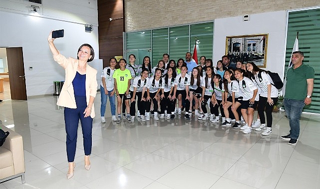 Başkan Kınay Orbit Karabağlarspor Kız Futbol Takımı’yla buluştu: Şampiyonluk bekliyoruz