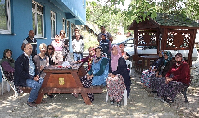 Burhaniye Belediye Başkan Yardımcısı Ayten Tuna kırsal mahallelerde yaşayan vatandaşlarla bir araya gelerek ihtiyaçları dinledi