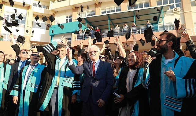 Burhaniye Uygulamalı Bilimler Fakültesi ve Burhaniye Meslek Yüksek Okulu öğrencileri bugün düzenlenen tören ile birlikte mezun oldu