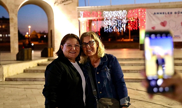 Didim Belediyesi Anneler Günü dolayısıyla Cumhuriyet Kent Meydanı’nda sinema etkinliği düzenledi