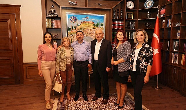 Nevşehir Belediye Başkanı Rasim Arı’ya bugün çeşitli sivil toplum örgütü ve siyasi parti temsilcileri, iş insanları ve kamu kurum ve kuruluşlarının yöneticileri ‘hayırlı olsun’ ziyaretinde bulundu