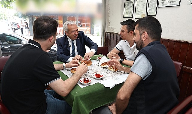 Nilüfer Belediye Başkanı Şadi Özdemir, sabah erken saatlerde gittiği mahalle kahvesinde, vatandaşlarla çay ve simit eşliğinde kahvaltı yaptı
