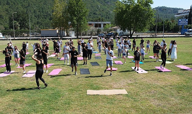 Öğrenciler açık havada yoga yaptı