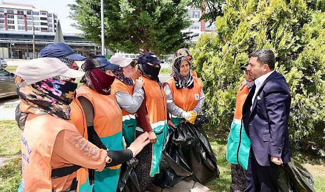 Okul servisi şoförleri ile birlikte piknik yapan Nevşehir Belediye Başkanı Rasim Arı, daha sonra başkanlık makamında vatandaşları konuk etti