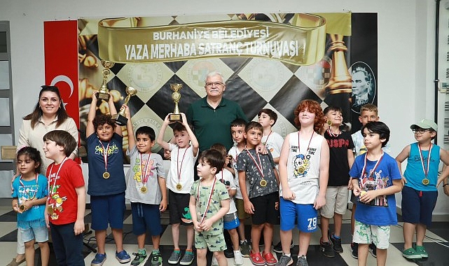 Burhaniye “Yaza Merhaba Satranç Turnuvası” Burhaniye Belediyesi Ahmet Akın Kültür Merkezi’nde gerçekleştirildi