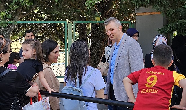 Gölcük Belediye Başkanı Ali Yıldırım Sezer, ilçedeki okulları ziyaret ederek; LGS’ye giren öğrencilere başarılar diledi.