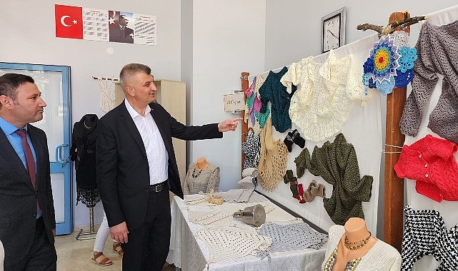Gölcük Belediyesi Düzağaç Kültür Merkezi GÖLMEK kursiyerleri, açtıkları yılsonu sergisi ile el emeği ürünlerini sergilediler