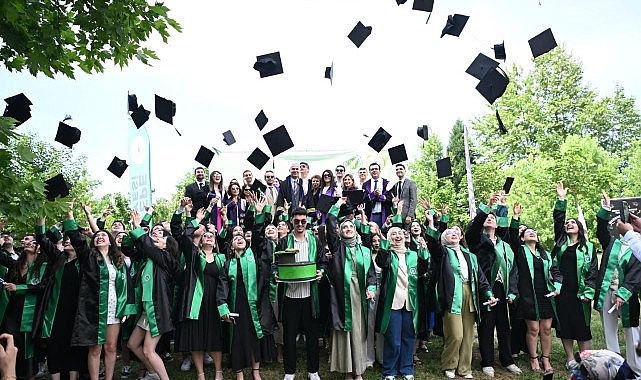 Kartepe Belediye Başkanı Av.M.Mustafa Kocaman, Kocaeli Üniversitesi Turizm Fakültesi’nin 2023-2024 Akademik Yılı mezuniyet törenine katıldı. Mezuniyet heyecanının yaşandığı törende, 109 öğrenci mezun oldu