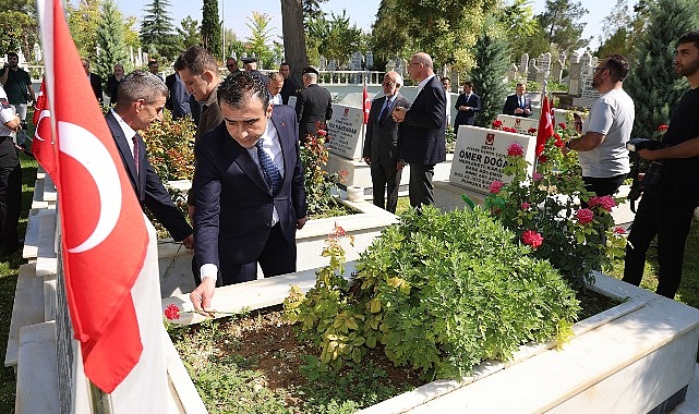 15 Temmuz Demokrasi ve Milli Birlik Günü etkinlikleri kapsamında kent mezarlığındaki şehitlik ziyaret edildi. 1