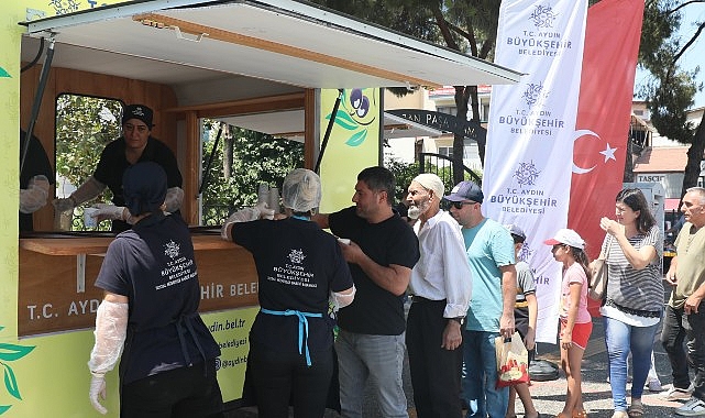 Aydın Büyükşehir Belediyesi, sıcak havaların etkili olduğu bu günlerde kent genelinde vatandaşların serinlemesi için limonata dağıtımı gerçekleştirdi