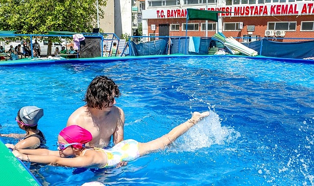 Bayraklı Belediyesinin yüzme kursuna büyük ilgi