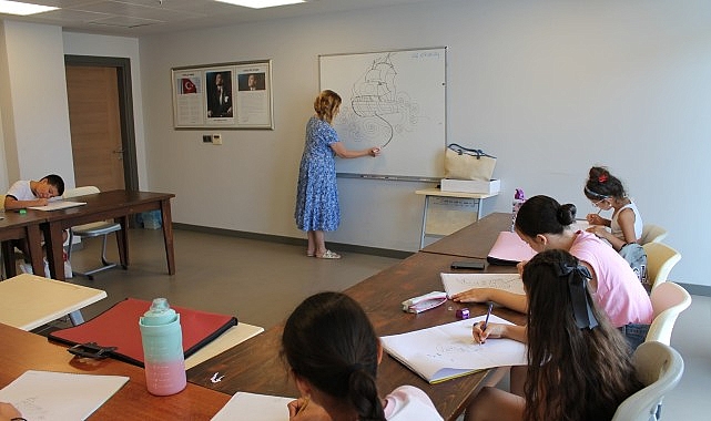Efes Selçuk Belediyesi tarafından ücretsiz olarak başlatılan yaz okulu kursları öğrencilerden büyük ilgi görüyor.