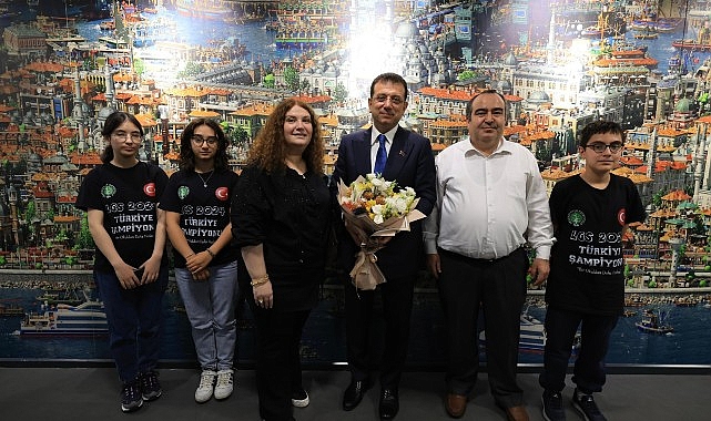 Ekrem İmamoğlu, 2024 LGS sınavında 500 tam puan alarak birinci olan Ecrin Kaptan, Mehmet Arif Yıldız ve Ebrar Nalbant’ı ağırladı